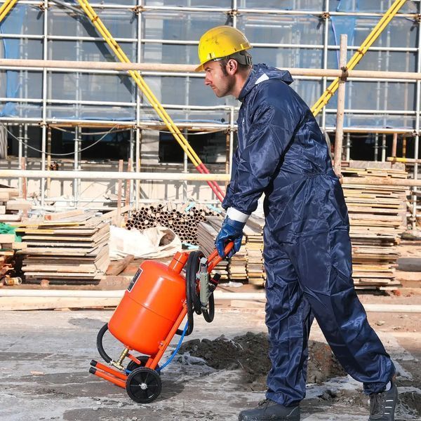 Піскоструминний апарат VEVOR Mobile Sandblaster, 18,92 л, робочий шланг 243,84 см, робочий тиск 60-110 PSI. Ідеально підходить для видалення іржі, фарби, плям та полірування великих поверхонь. 85901 85901 фото